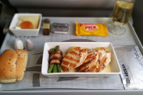 Đi máy bay có được phục vụ ăn uống không?