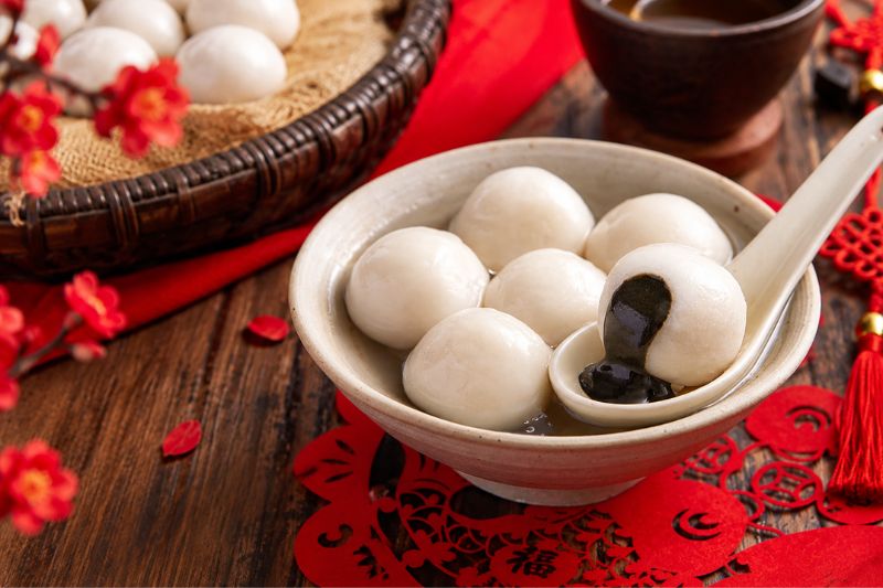 Ch&egrave; tr&ocirc;i nước thể hiện sự đo&agrave;n vi&ecirc;n, vi&ecirc;n m&atilde;n ng&agrave;y Tết