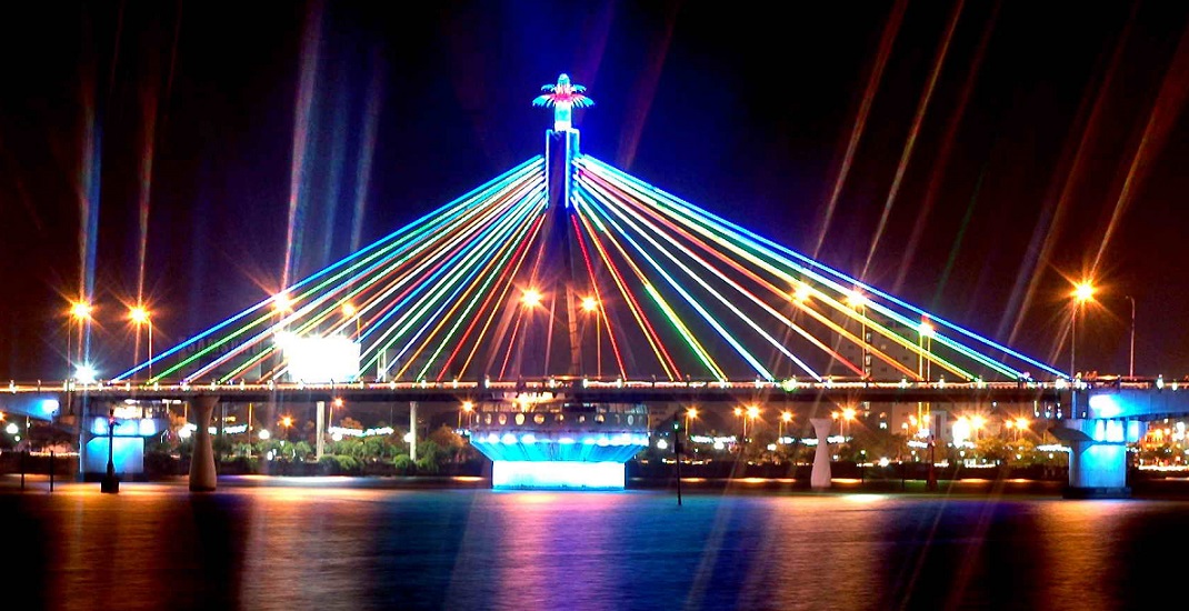 Cầu sông Hàn - địa điểm du lịch nổi tiếng nhất Đà Nẵng
