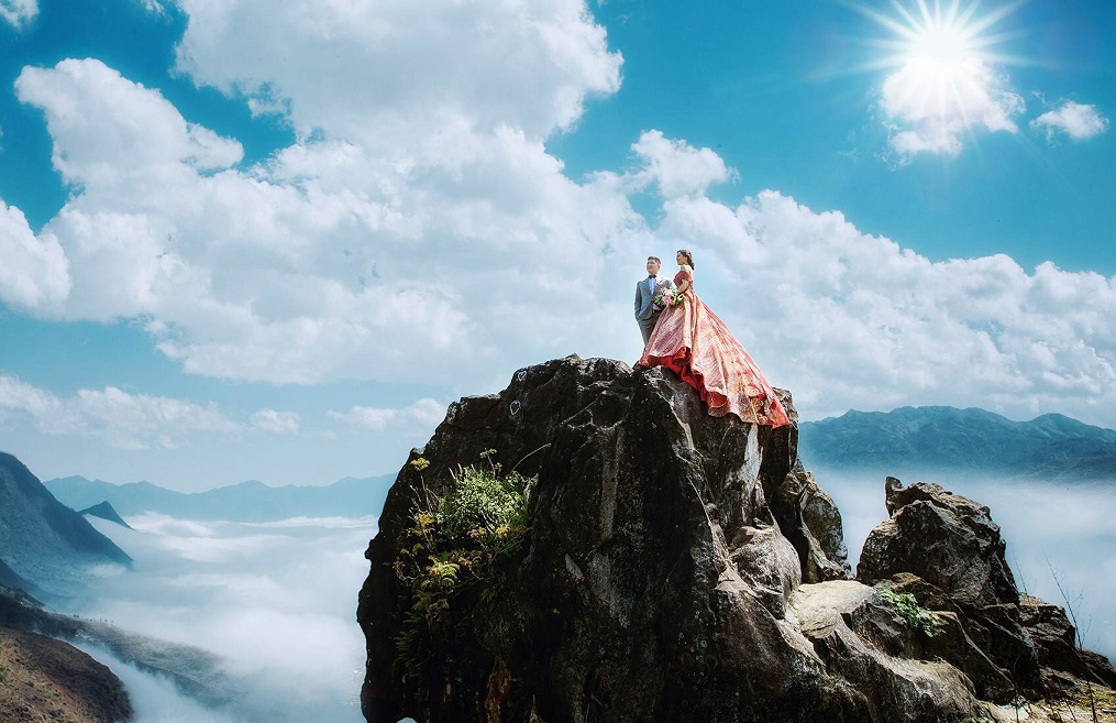 Chụp ảnh cưới với biển mây bản Hang Đá