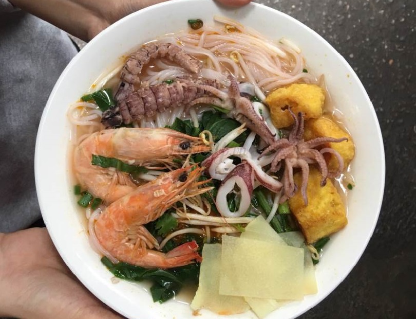 Bún hải sản cực ngon ở Thủy Lâm Quyền quán là một trong 5 quán hải sản vỉa hè Hà Nội được lòng giới trẻ