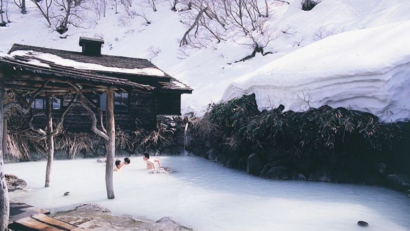 Ngâm mình tại onsen giữa trời tuyết là trải nghiệm đặc trưng ở Akita