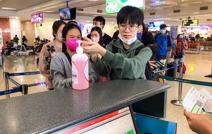 Hành khách của Bamboo rửa tay sát khuẩn trước chuyến bay