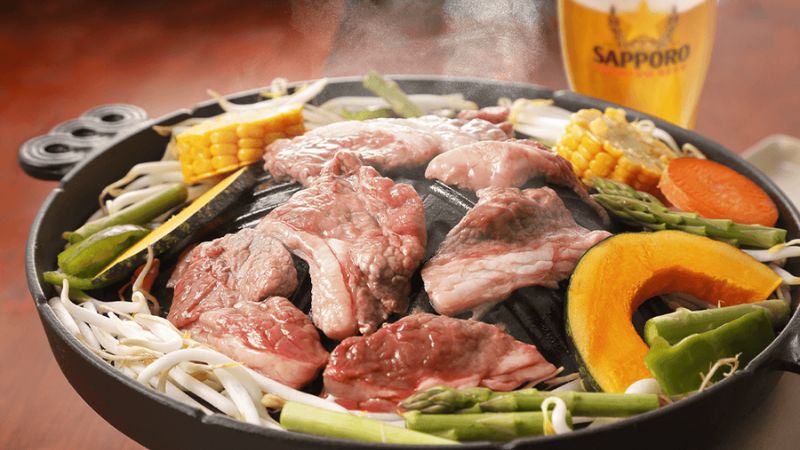 Thưởng thức thịt cừu nướng thơm ngon k&egrave;m bia