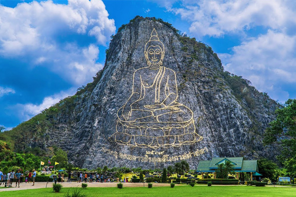 Tượng Phật vàng điêu khắc trên núi – Trân Bảo Phật Sơn