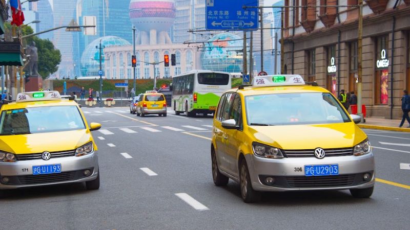 Di chuyển bằng taxi ph&ugrave; hợp cho nh&oacute;m gia đ&igrave;nh