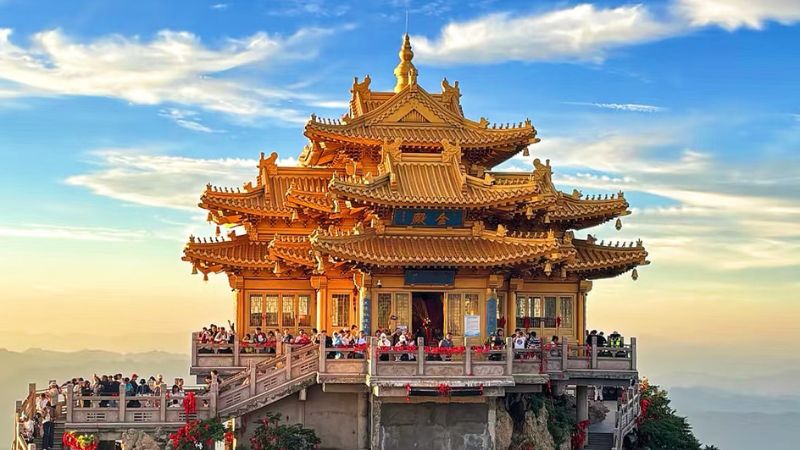 Chùa Đồng Kim Điện nằm trên núi Minh Phương, Côn MInh