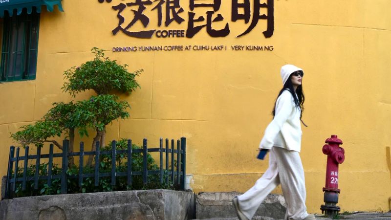 Du khách đi dạo và check in trên đường phố Côn Minh