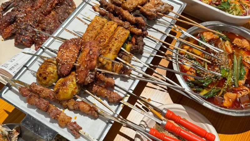 Xi&ecirc;n nướng Đ&ocirc;ng Bắc cực k&igrave; phổ biến