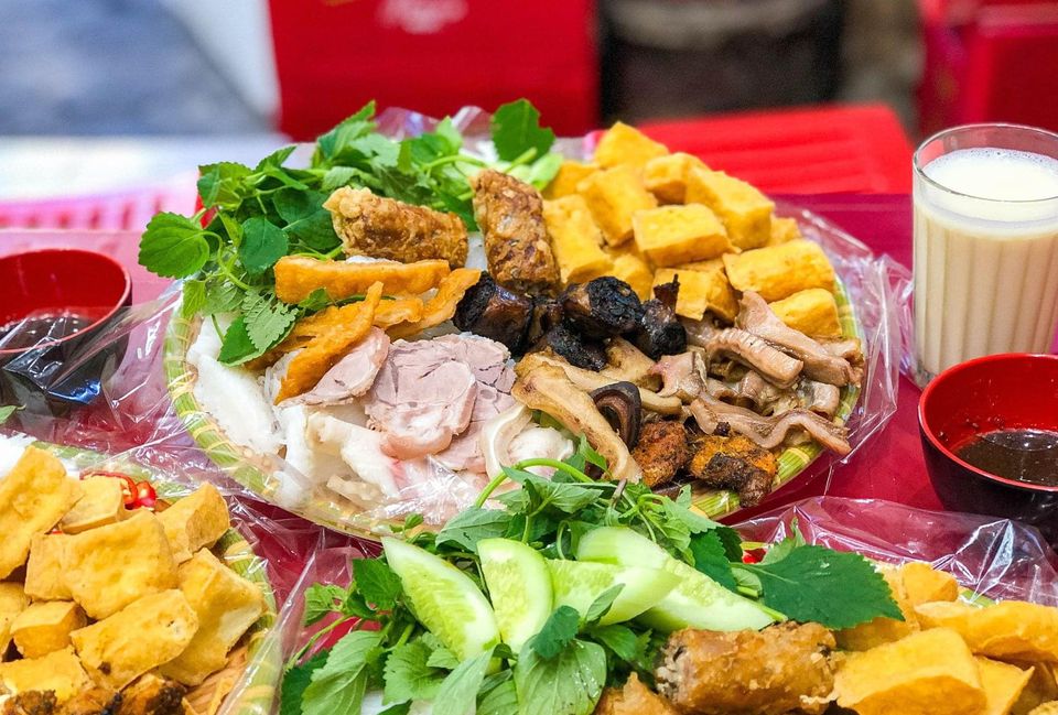 Bún đậu Cây Đa ở Thụy Khuê là một trong các quán bún đậu ngon ở Hà Nội được yêu thích