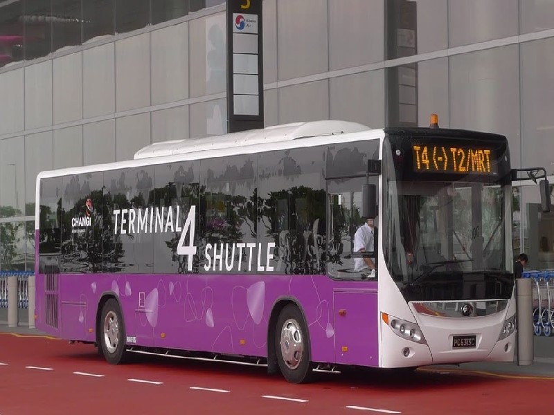 Xe bus công cộng di chuyển từ sân bay Changi về trung tâm thành phố Singapore