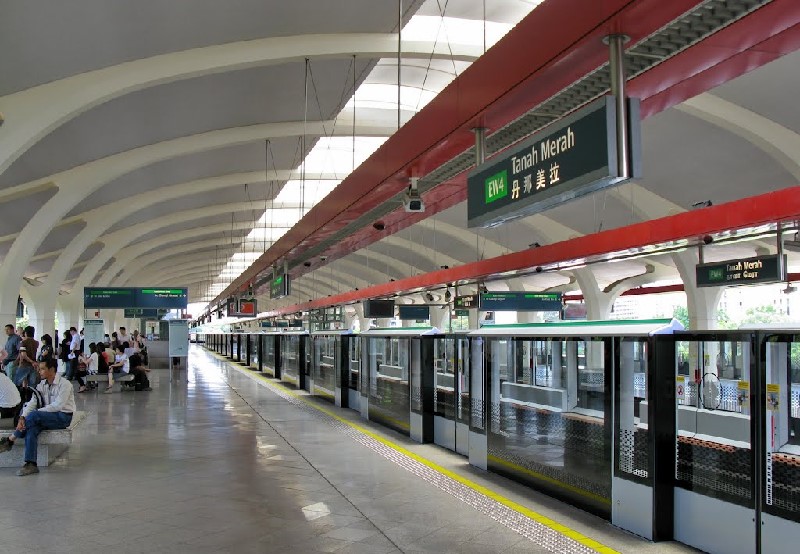 Di chuyển bằng tàu điện ngầm từ sân bay Changi về trung tâm thành phố Singapore
