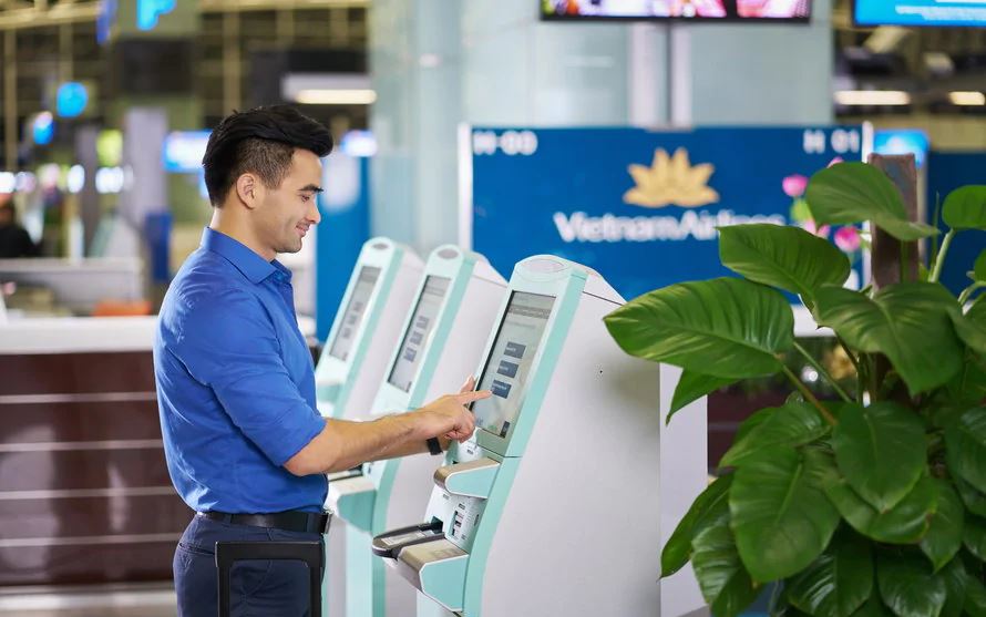 Check in tại ki-ốt Vietnam Airlines ở sân bay