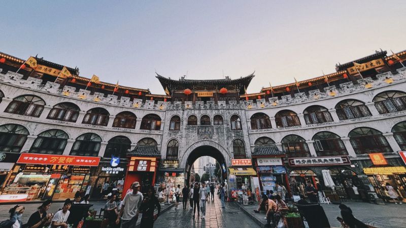 Kh&aacute;m ph&aacute;, mua sắm ở Phố cổ Lạc Dương