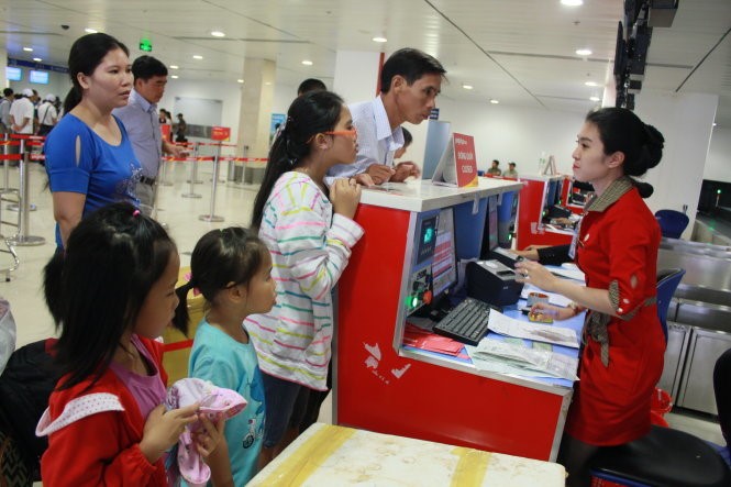 Hành khách đăng ký dịch vụ cho trẻ em tại quầy Vietjet Air