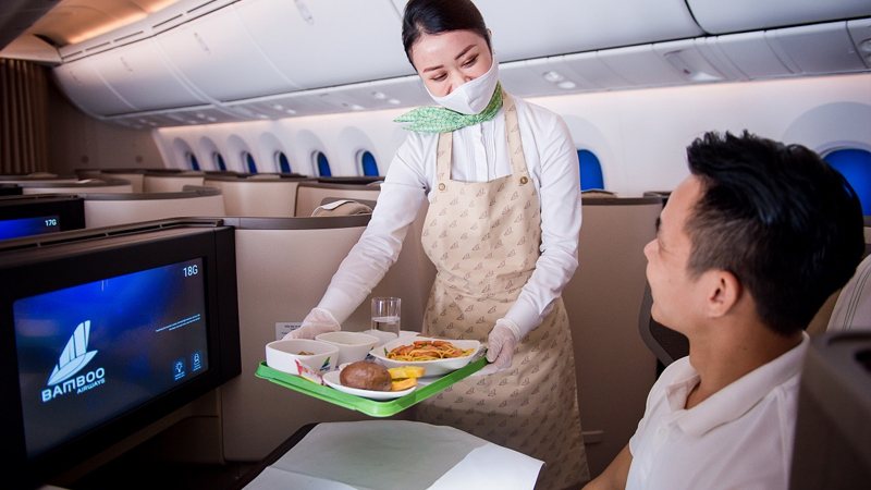 Bamboo Airways chỉ phục vụ đồ ăn theo tiêu chuẩn của các hạng vé