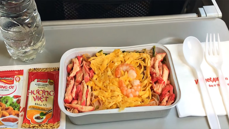 Bún xào là món được yêu thích trong menu đồ ăn trên máy bay Vietjet Air