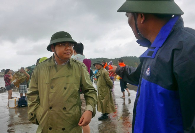 Thượng tá Lã Văn Hùng trực tiếp chỉ đạo chống mưa lũ.