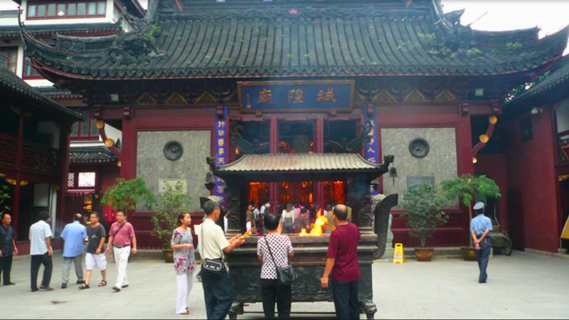 Chiêm bái, cầu bình an tại miếu