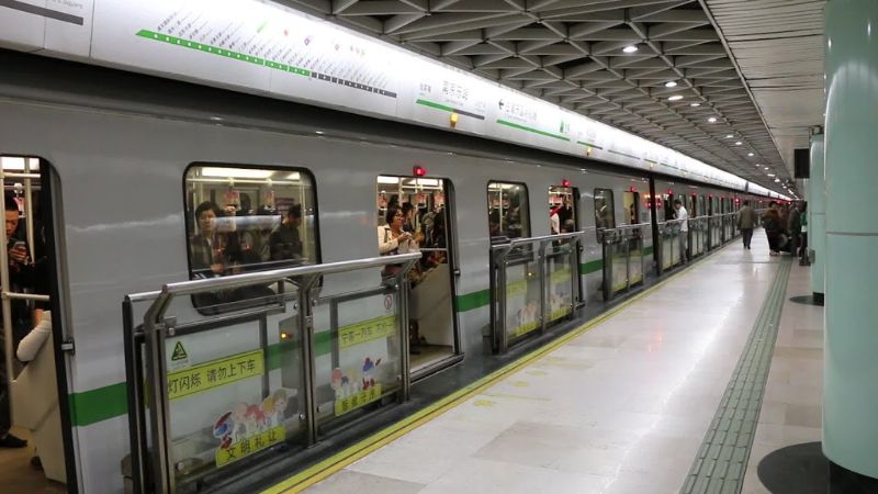 Di chuyển bằng tàu ngầm Metro