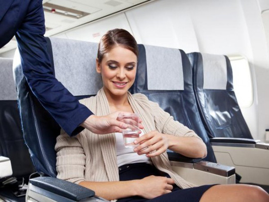 Uống nước khi đi máy bay