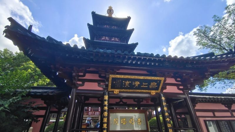 Đại điện Bảo Hùng là tòa tháp cao nhất tại chùa