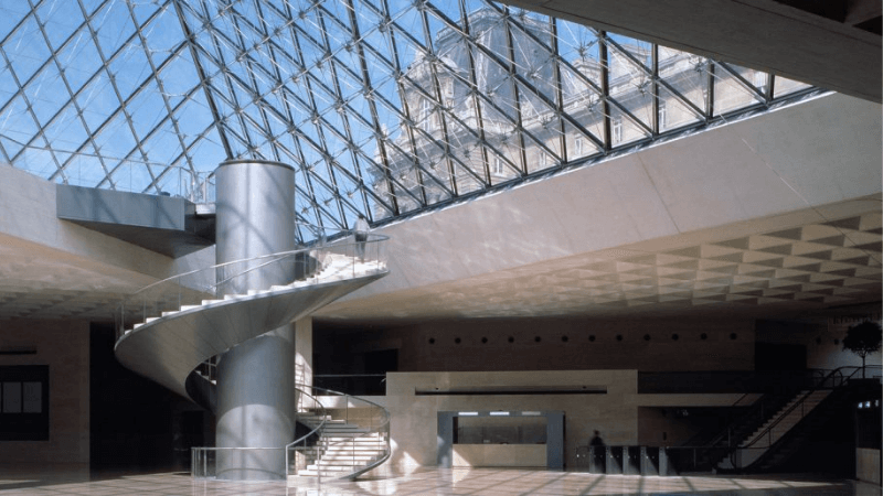Kim tự tháp kính tại bảo tàng Louvre