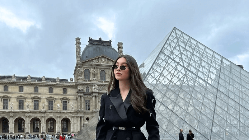 Bảo tàng Louvre và kim tự tháp kính nổi tiếng
