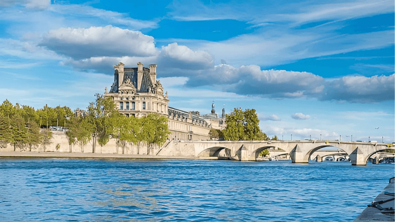 Sông Seine êm đềm bên bảo tàng Louvre