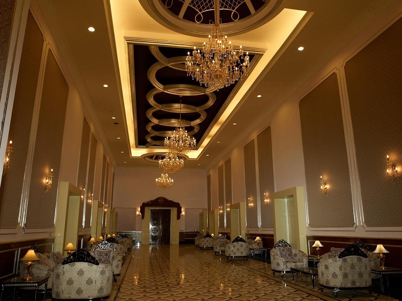 Ngắm nhìn các hiện vật ở trong cung điện