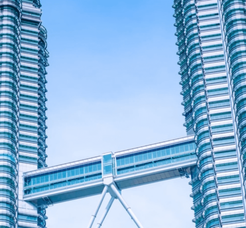 Cây cầu Skybridge nối hai tòa tháp từ trên cao