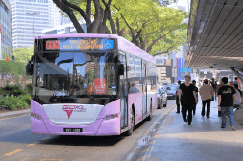 Di chuyển bằng xe bus tới Petronas