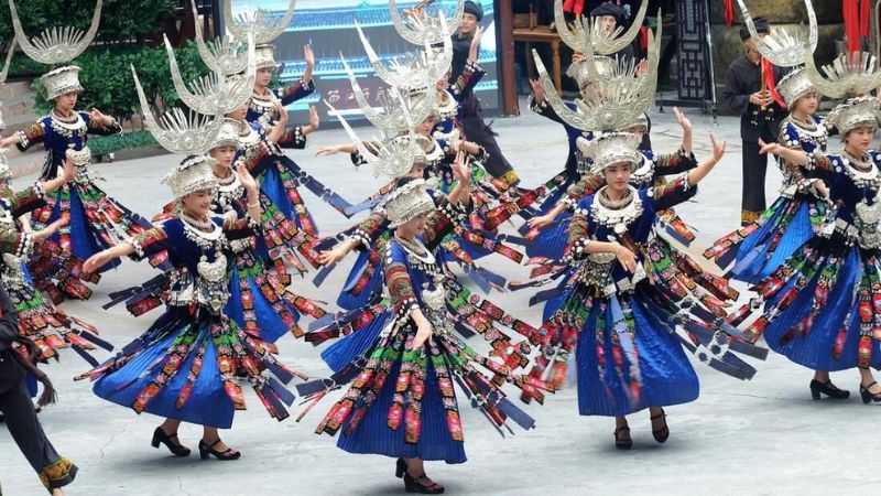 Các cô gái Miêu nhảy múa trong lễ hội tình yêu 