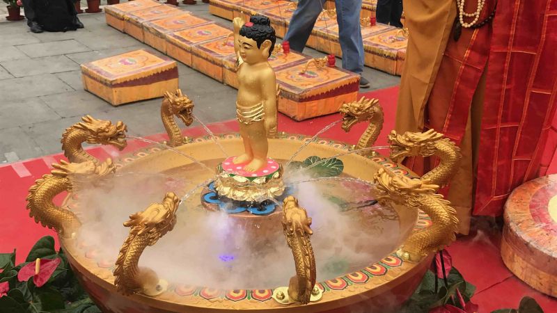 Tắm Phật là một trong những nghi thức quan trọng của lễ Phật Đản Trung Quốc 