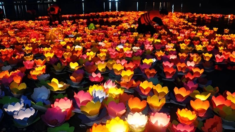 Thả hoa đăng vào dịp Tết Nguyên Tiêu