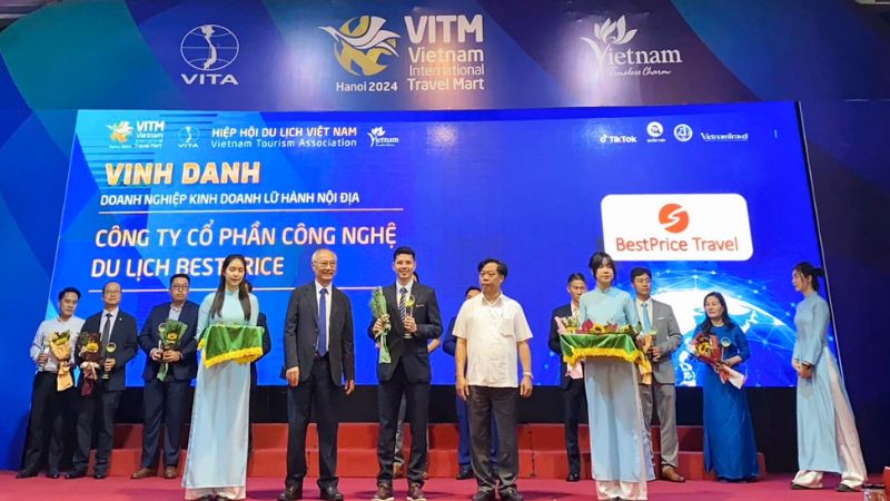 Đại diện BestPrice Travel nhận giải thưởng Công ty lữ hành nội địa hàng đầu Việt Nam