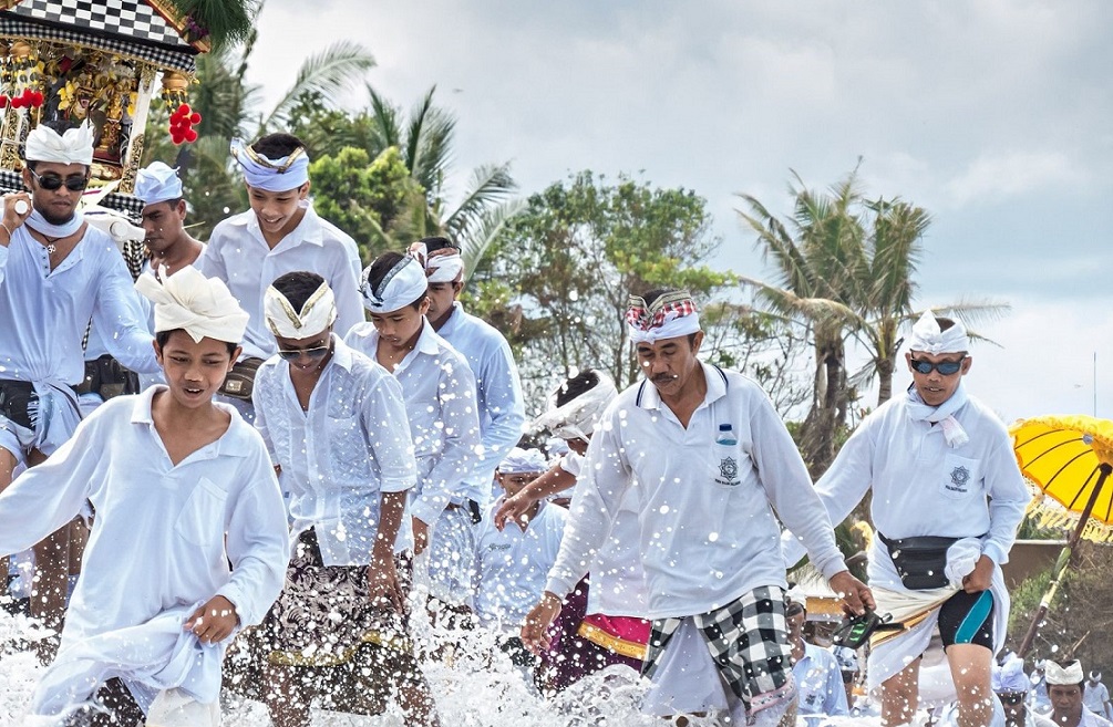 Nghi thức tẩy rửa trong lễ hội Nyepi
