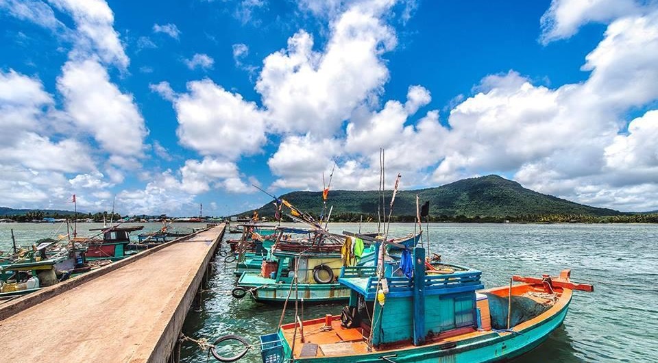 Làm sao để nhận biết và chọn mua hải sản tươi ngon ở làng chài Hàm Ninh?
