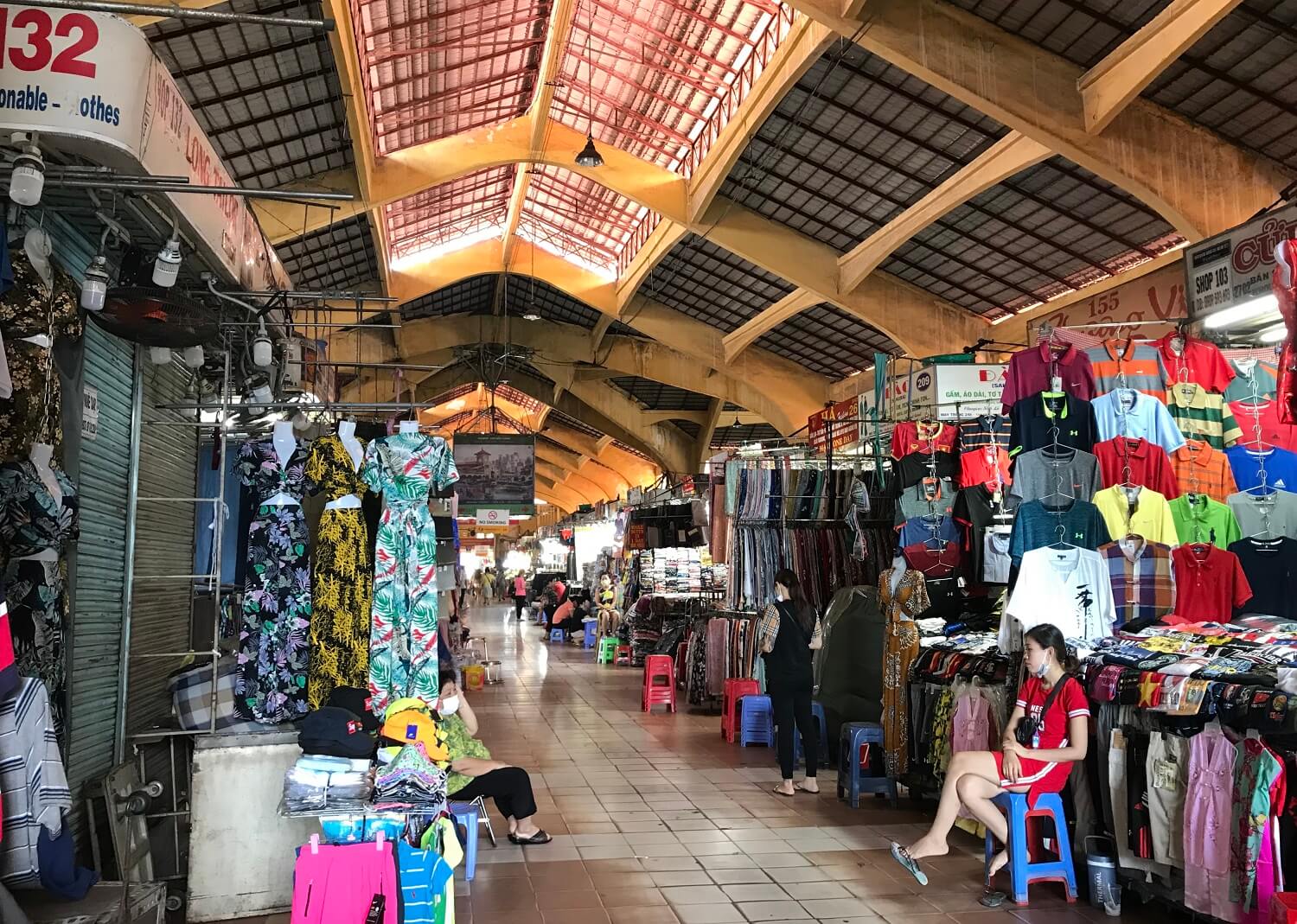 Gian hàng thời trang tại chợ Bến Thành luôn là nơi thu hút nhiều du khách 