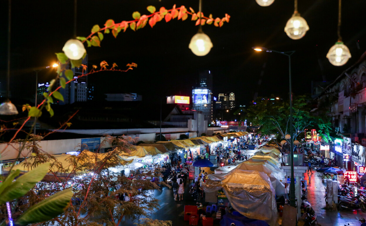 Chợ Bến Thành lung linh sắc màu về đêm