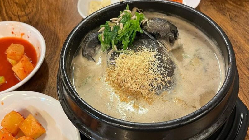 Món gà hầm sâm bổ dưỡng tại Hàn Quốc
