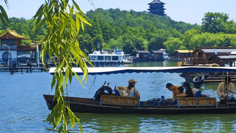 Du ngoạn thuyền trên Tây Hồ thơ mộng