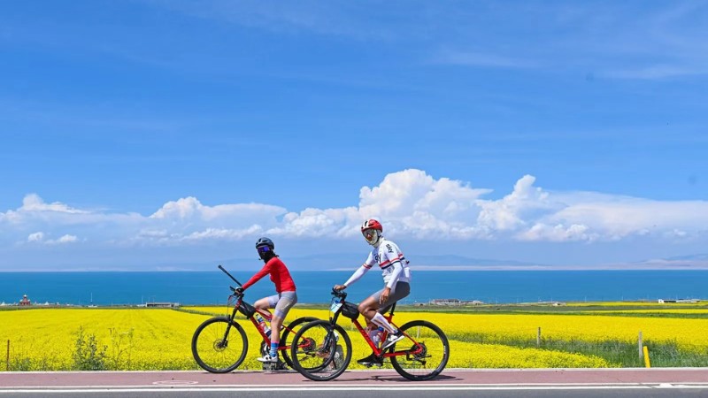 Đạp xe trên cung đường đẹp nhất Tây Bắc ngắm hồ Thanh Hải