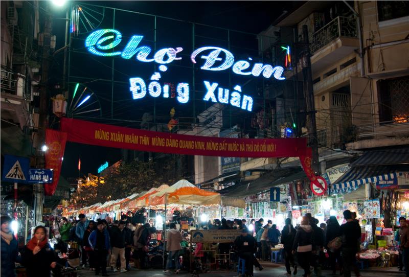 Du lịch hè ở Hà Nội vào buổi tối nhớ tham quan khu chợ đêm Đồng Xuân