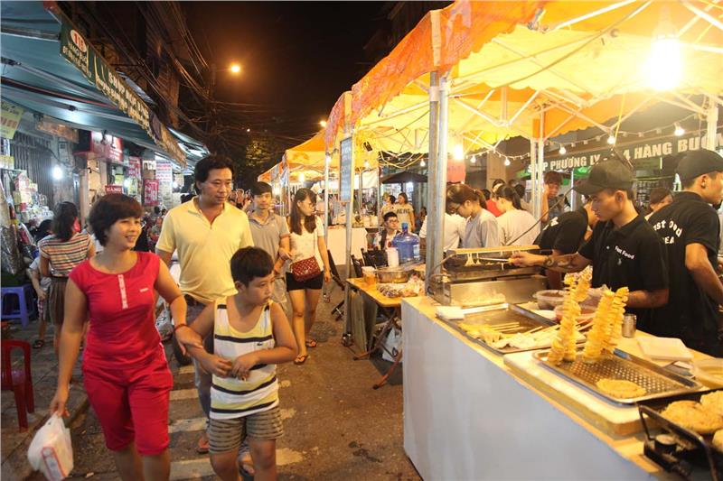 Nhộn nhịp điểm vui chơi buổi tối ở Hà Nội tại phố Hàng Buồm