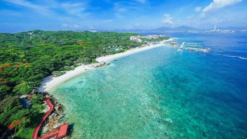 L&agrave;n nước xanh nhiều tầng m&agrave;u độc đ&aacute;o ở Đảo Wuzhizhou