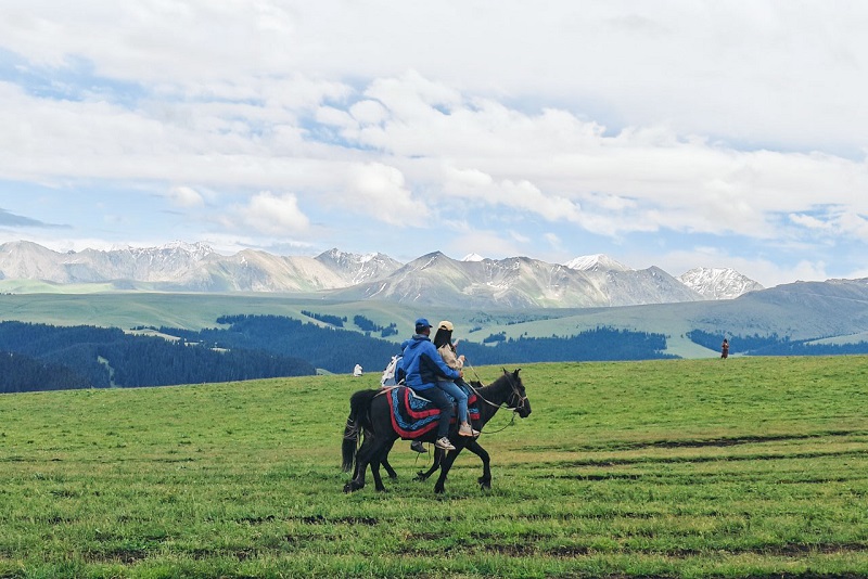 Trải nghiệm cưỡi ngựa ở thảo nguyên tại Tân Cương 