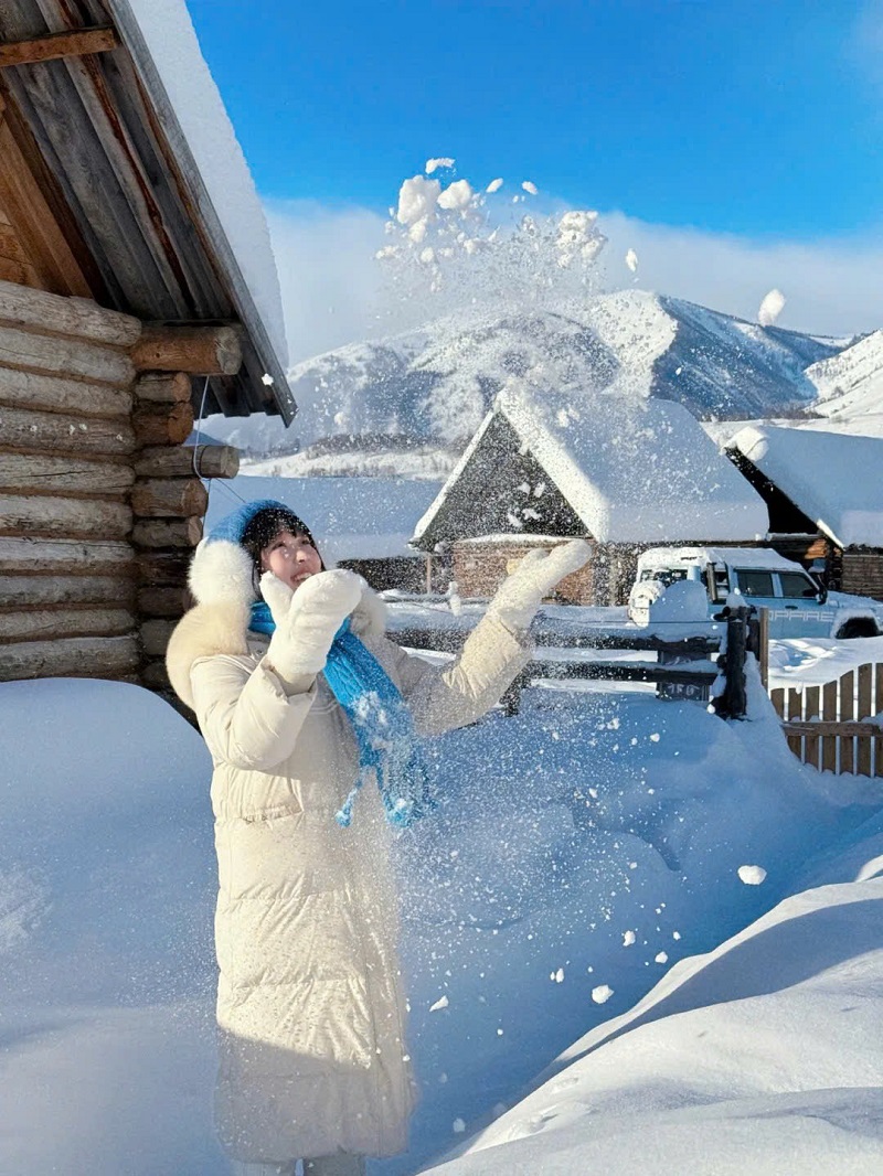 Ngủ giữa núi tuyết hoặc rừng lá phong ở Tân Cương