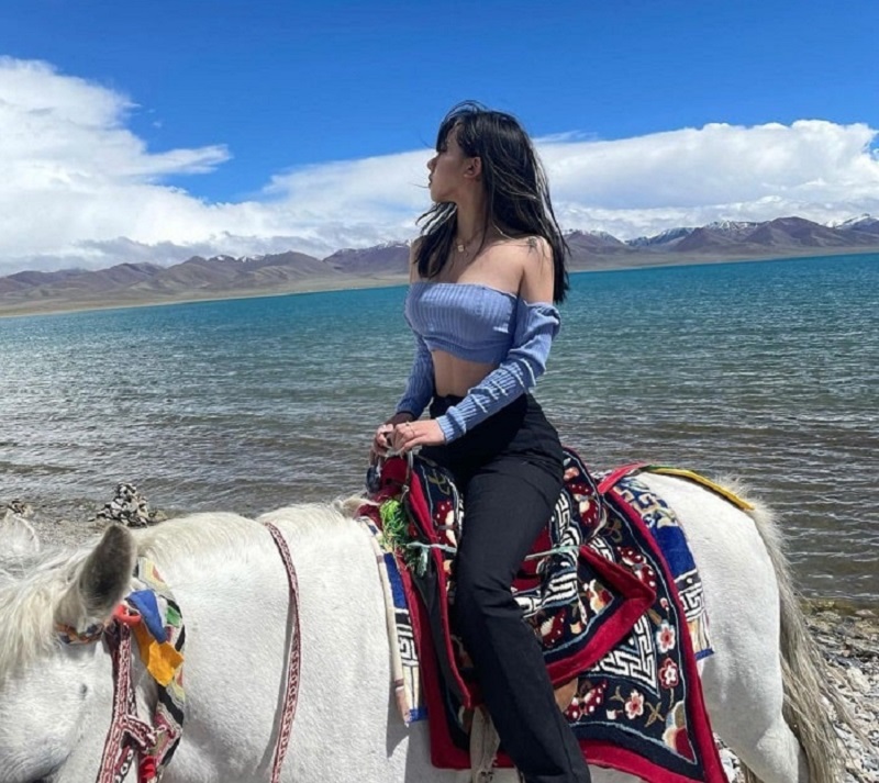 Cưỡi ngựa trên cao nguyên là trải nghiệm được nhiều du khách yêu thích ở Tây Tạng