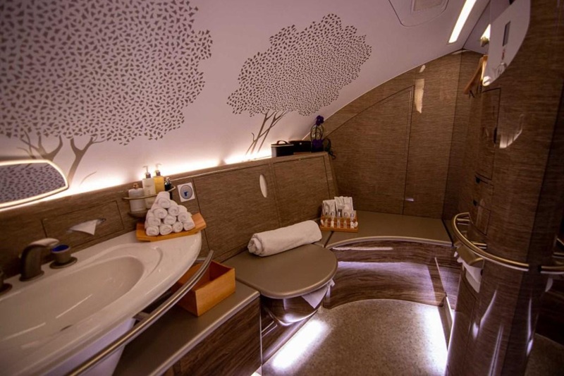 Khu vực phòng tắm riêng dành cho hành khách First Class của Emirates Airline